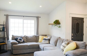 3135 Fairmont Dr in Hanford, CA - Building Photo - Building Photo