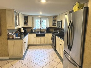 566 W Main St in Cheshire, CT - Building Photo - Building Photo