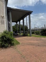 8528 Beechnut St in Houston, TX - Building Photo