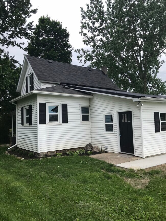 2135 N M 52 Rentals in berville, MI
