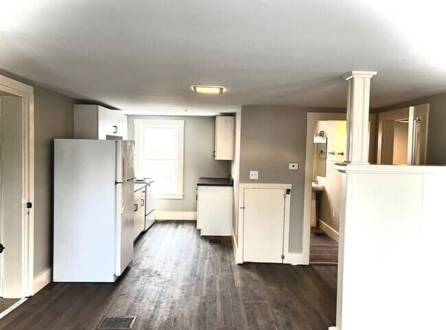 145 Hanover St, Unit #3 in Lebanon, NH - Building Photo - Building Photo