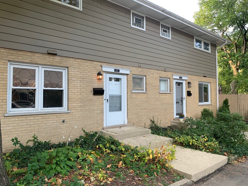 811 Hibbard Rd in Wilmette, IL - Building Photo