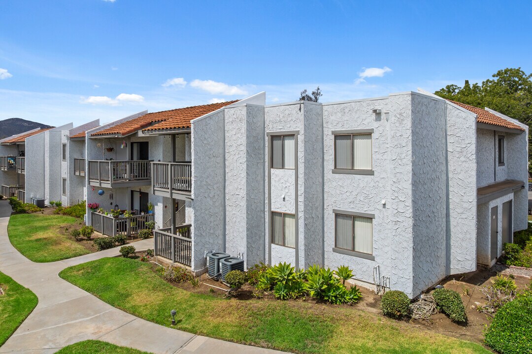 RB Racquet Club Apartments in San Diego, CA - Foto de edificio