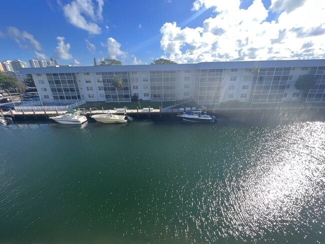 3750 NE 170th St, Unit #400 in North Miami Beach, FL - Building Photo - Building Photo