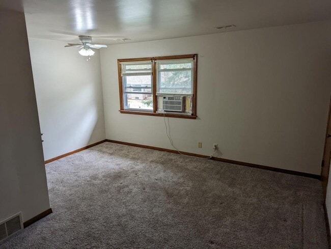 2 James Pl in Bloomington, IL - Building Photo - Building Photo