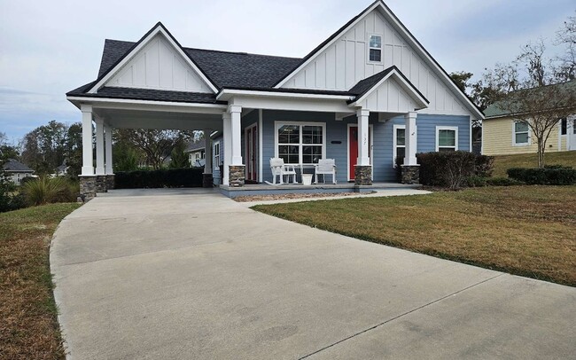 property at 137 SW Grand Magnolia Gln