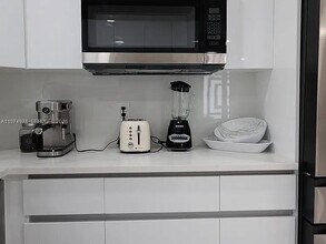 1649 NE 8th Ave in Fort Lauderdale, FL - Foto de edificio - Building Photo