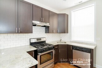 855 W Cornelia Ave in Chicago, IL - Building Photo - Building Photo