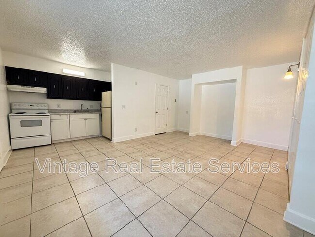 3301 58th Ave S in St. Petersburg, FL - Foto de edificio - Building Photo