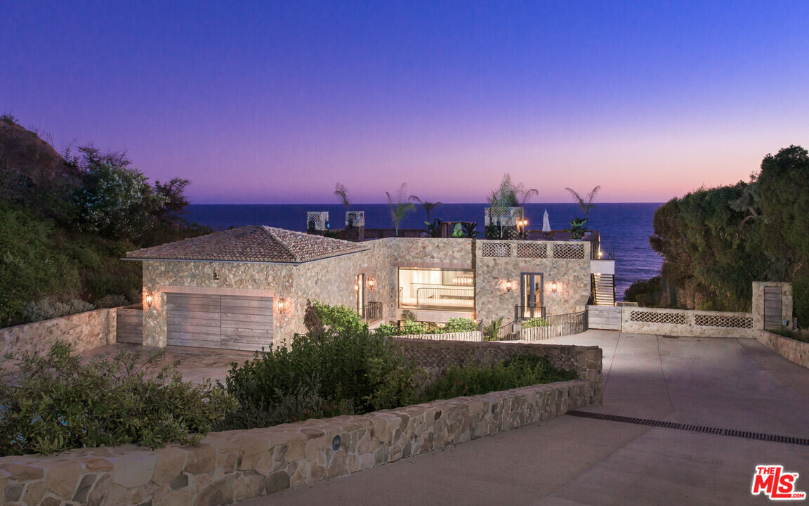 32852 Pacific Coast Hwy in Malibu, CA - Building Photo