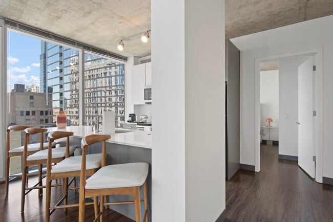 215 W Lake St in Chicago, IL - Building Photo - Building Photo