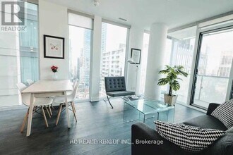 28 Wellesley St E in Toronto, ON - Building Photo - Building Photo