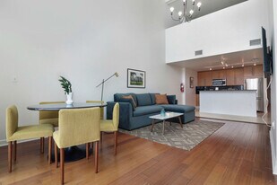 7939 East Dr in North Bay Village, FL - Building Photo