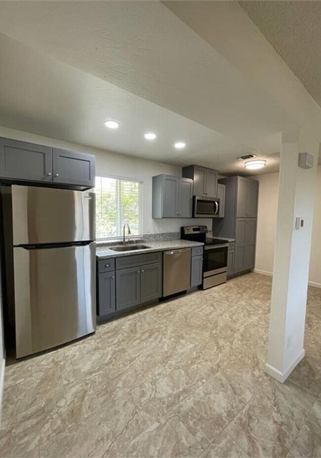205 N Mariposa Street in Fresno, CA - Foto de edificio - Building Photo