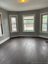 118 E Farm St in Waterbury, CT - Foto de edificio - Building Photo