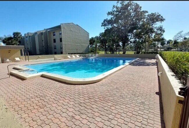 13618 Greenfield Dr, Unit 401 in Tampa, FL - Building Photo - Building Photo