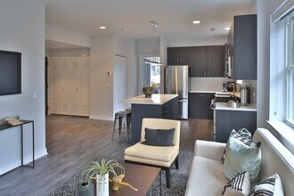 909 W Montana St in Chicago, IL - Building Photo - Building Photo