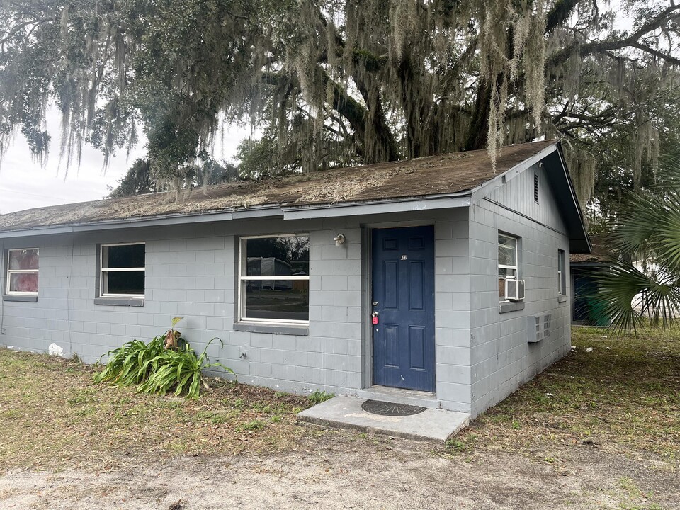 402 Terry St in Wildwood, FL - Foto de edificio