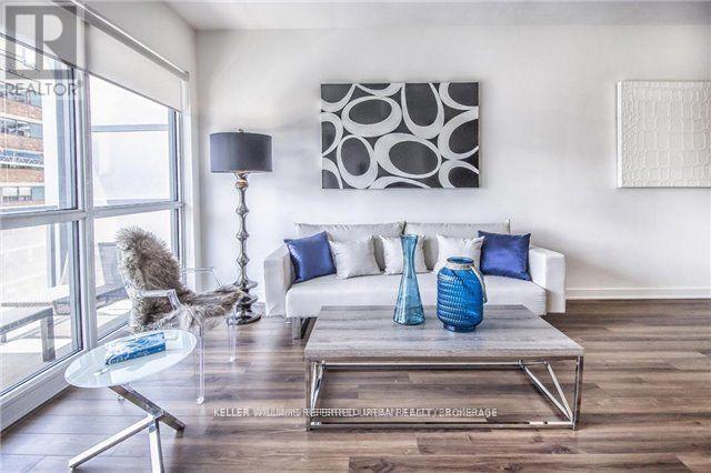 210 Simcoe St in Toronto, ON - Building Photo - Building Photo