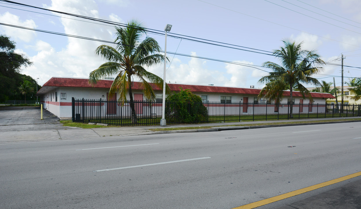 1990 NW 183rd St in Miami Gardens, FL - Building Photo