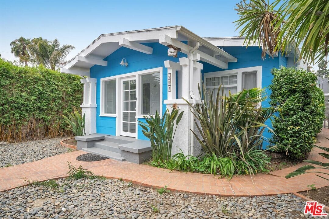 609 Milwood Ave in Los Angeles, CA - Building Photo