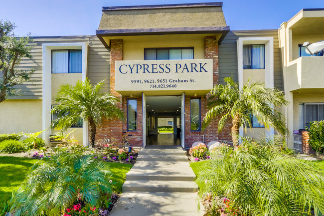 Cypress Park Apartments in Cypress, CA - Foto de edificio - Building Photo