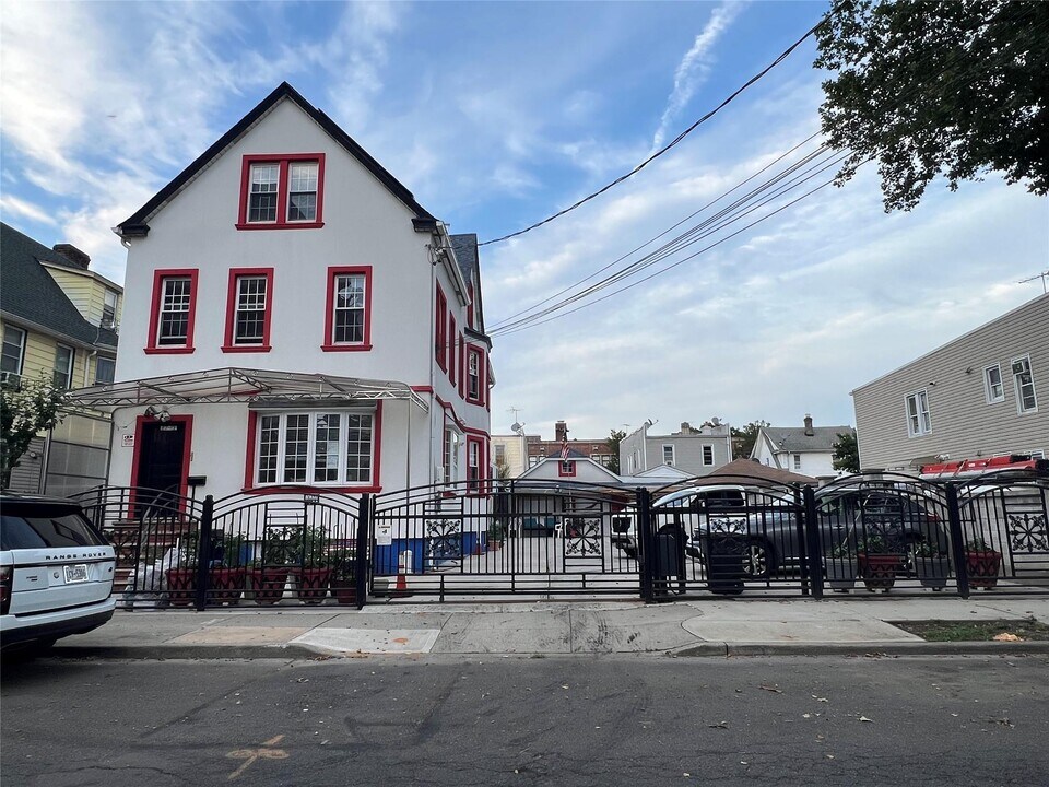 87-13 135th St in Queens, NY - Building Photo