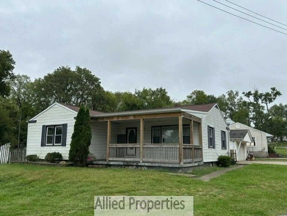 2703 Tylersville Rd in Hamilton, OH - Building Photo