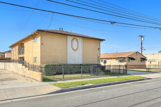 925-939 N Del Valle Ave in La Puente, CA - Building Photo - Building Photo