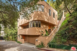 10045 Reevesbury Dr in Beverly Hills, CA - Building Photo