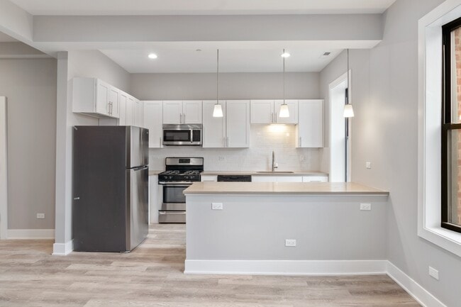 property at 859 N Hoyne Ave