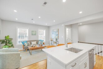 58 Constance Rd, Unit 2 in Boston, MA - Foto de edificio - Building Photo