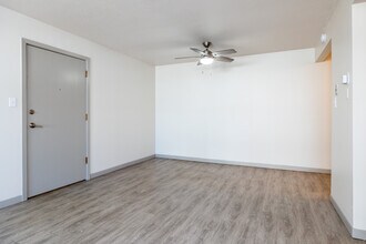 Fieldhouse View Apartments in Lawrence, KS - Building Photo - Interior Photo