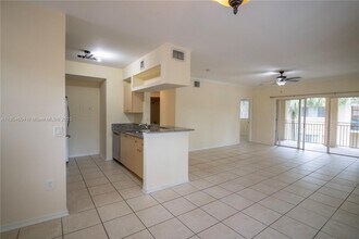 2469 Centergate Dr in Miramar, FL - Foto de edificio - Building Photo