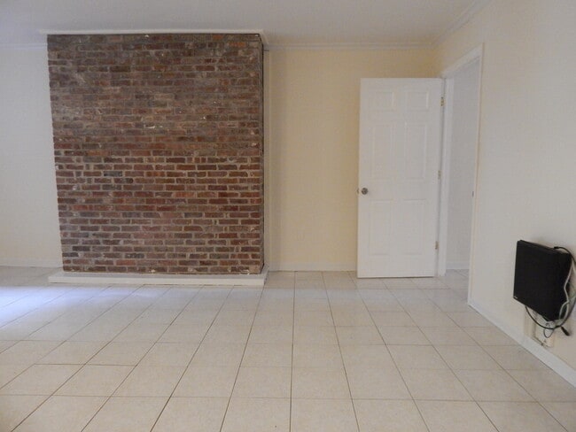 135 Sussex St, Unit 1 in Jersey City, NJ - Foto de edificio - Building Photo