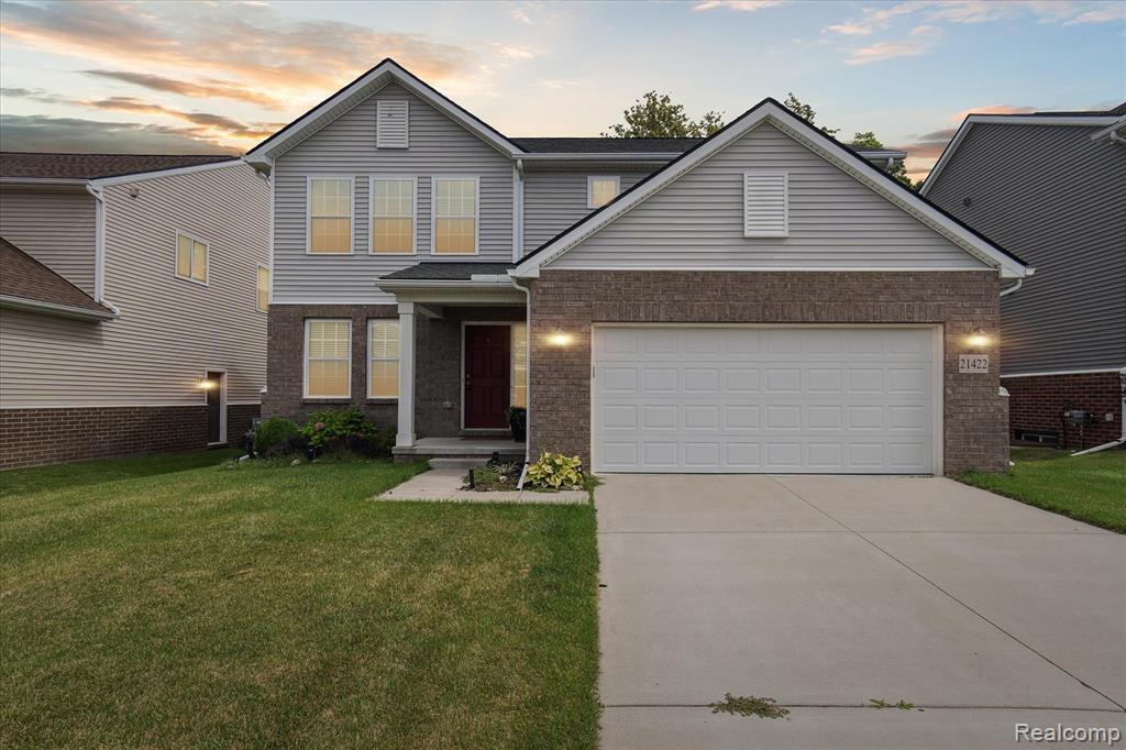 21422 Navarra Dr in South Lyon, MI - Building Photo