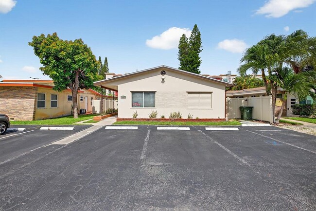 1037 N Victoria Park Rd, Unit 2 in Fort Lauderdale, FL - Foto de edificio - Building Photo