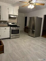 1821 E Main St in Waterbury, CT - Building Photo