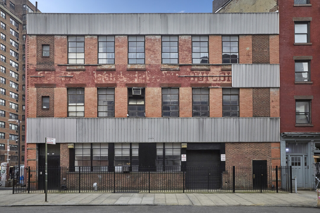 302 West 13th Street in New York, NY - Building Photo