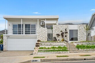 18145 Kingsport Dr in Malibu, CA - Foto de edificio - Building Photo