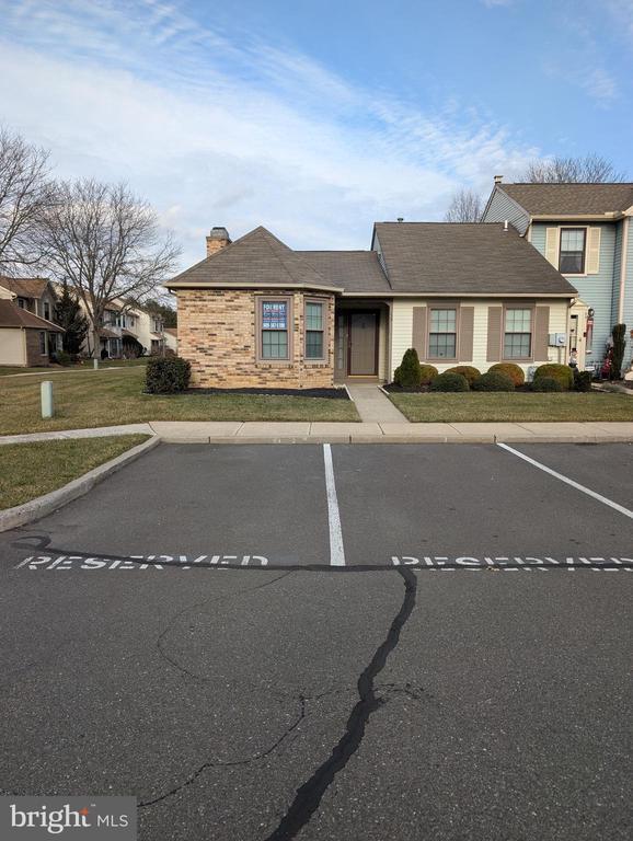 property at 33 Banbury Ct