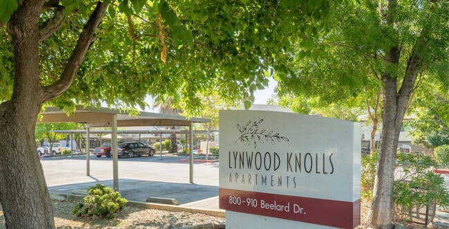 Lynwood Knolls