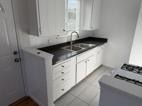 11662 Chandler Blvd in North Hollywood, CA - Foto de edificio - Building Photo