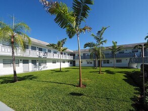 1045 NE 39th Dr in Oakland Park, FL - Building Photo - Building Photo