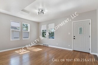 375 Moseley St in Elgin, IL - Building Photo - Building Photo