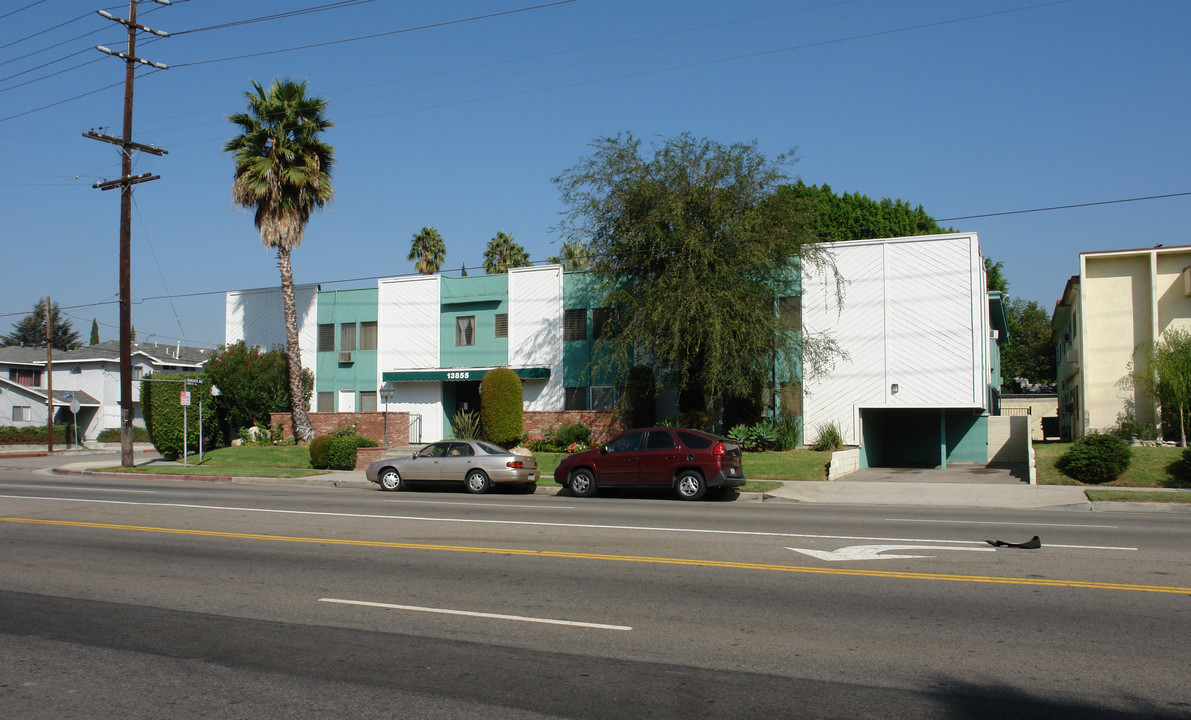 13855 Burbank Blvd in Van Nuys, CA - Foto de edificio