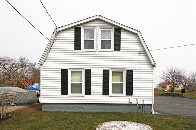 563 Aquidneck Ave in Middletown, RI - Building Photo - Building Photo