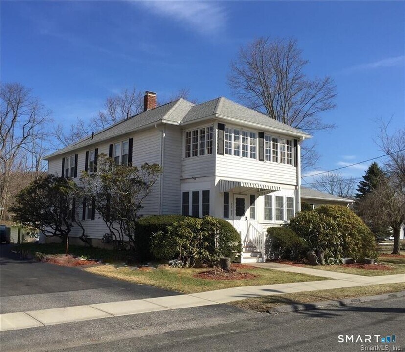 28 Grove St in Thomaston, CT - Building Photo