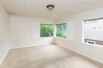 Westview Fourplex in Seattle, WA - Building Photo - Interior Photo