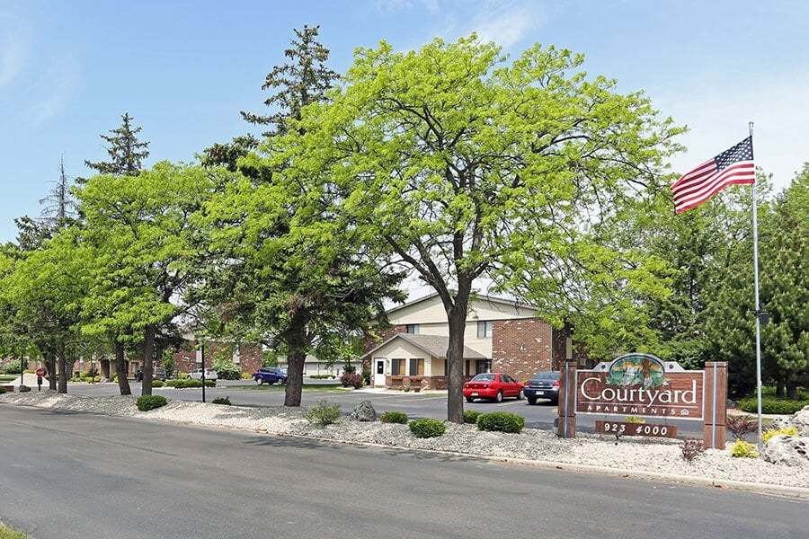 COURTYARD APARTMENTS in Fond du Lac, WI - Foto de edificio